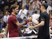 Roger Federer (vlevo) gratuluje Johnu Millmanovi k ivotnmu postupu do...