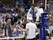 Novak Djokovi (vlevo) a John Millman v diskuzi bhem tvrtfinle US Open.