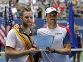 Jack Sock (vlevo) slav spolen s Mikem Bryanem deblov triumf na US Open.