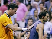 Rafael Nadal (vpravo) musel kvli silnm bolestem vzdt semifinle US Open.