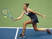 FORHEND. Česká tenistka Karolína Plíšková trefuje míček v osmifinále US Open,...