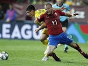 Michael Krmeník v reprezentaním dresu svádí souboj s Ruslanem Malinovským z...