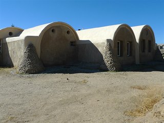 Základem technologie SuperAdobe jsou plastové pytle naplněné pískem či hlínou a...