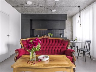 Sto let starému sofa dělá společnost pevný stolek, který jako jediný kus...