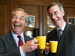 Dva velc britt euroskeptici Jacob Rees-Mogg a Nigel Farage pi setkn v...