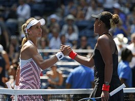 Ukrajinka Curenkov (vlevo) gratuluje k postupu do semifinle US Open Naomi...