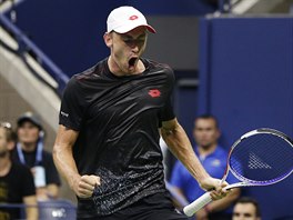 John Millman slaví v osmifinále US Open proti Rogeru Federerovi.