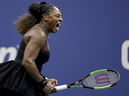 Američanka Serena Williamsová se z plných plic povzbuzuje ve finále US Open.