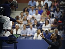 Američanka Serena Williamsová se hádá s rozhodčím během finále US Open.