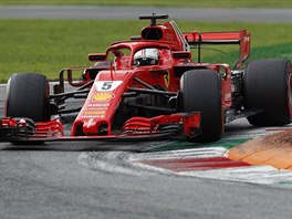Německý jezdec Sebastian Vettel ze stáje Ferrari během kvalifikace na Velkou...
