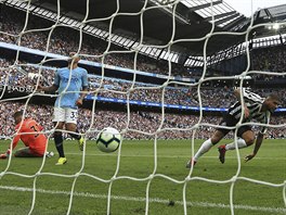 Deandre Yedlin (vpravo) z Newcastlu dostal m do branky Manchesteru City.