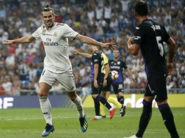 Gareth Bale z Realu Madrid oslavuje prvn gl sezony.