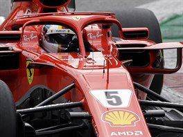 Sebastian Vettel ve vozu Ferrari.