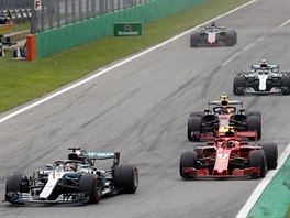 Britsk jezdec Lewis Hamilton vyhrl Velou cenu Itlie ped Kimim Raikkonenem