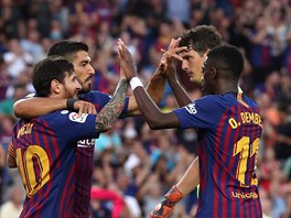 Lionel Messi se objm s Luisem Suarezem a Dembelm v dresu Barcelony