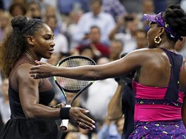 GRATULACE. Americk tenistka Serena Williamsov pijm gratulaci k postupu do...