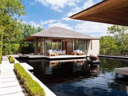 Tři bungalovy jsou umístěny kolem bazénu a okrasného jezera. Když majitel...