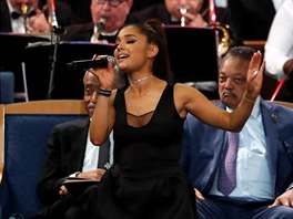 Ariana Grande zazpívala na pohbu Arethy Franklinové v detroitském baptistickém...
