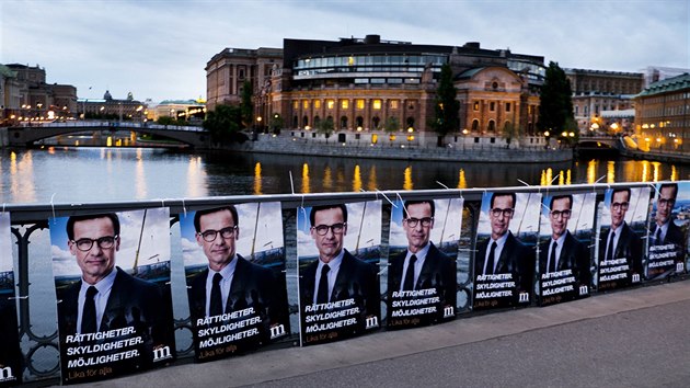 Plakty s pedsedou Umrnn strany Ulfe Kristerssonem ve Stockholmu (30. srpna 2018)
