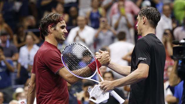 Roger Federer (vlevo) a John Millman si podvaj ruce po osmifinlov bitv na US Open.