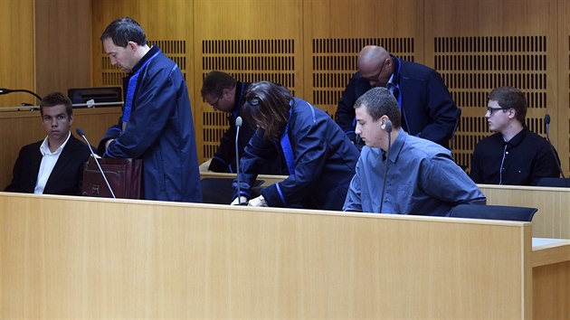 Na snmku jsou obalovan tpn ernn (vlevo) a Tom Satora (druh zprava) a Josef Richard Uhlk (vpravo) v soudn sni.