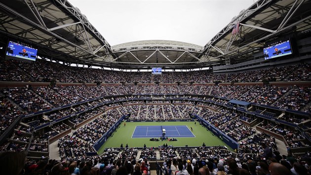 Pohled na Arthur Ashe Stadium, kde se odehrv semifinle US Open mezi Rafaelem Nadalem a Juanem Martnem del Potrem.