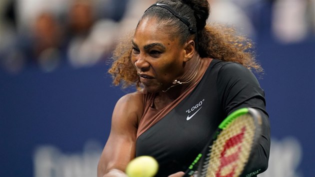 Američanka Serena Williamsová se soustředí na bekhend ve finále US Open.