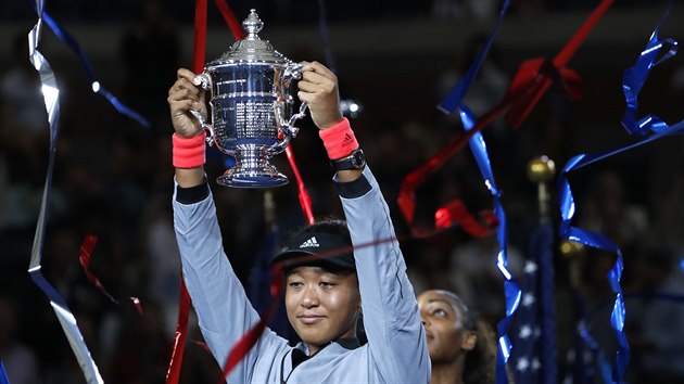 Japonka Naomi sakaov s rozpaitm vrazem pzuje s trofej pro ampionku US Open.