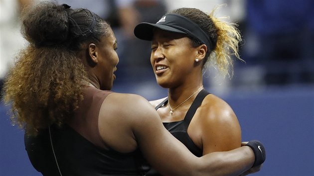 Finalistky tenisovho US Open Naomi sakaov (vpravo) a Serena Williamsov se po zpase objmaj o st.