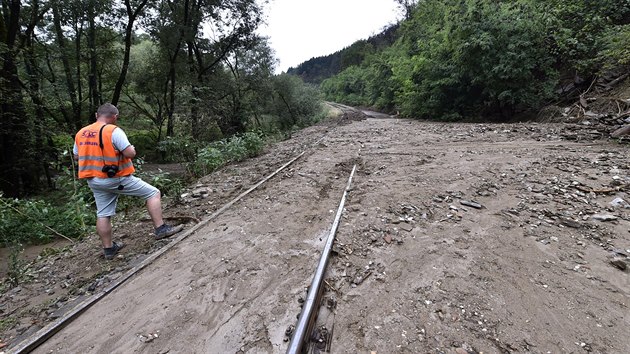 Na železniční trať mezi Ledčí nad Sázavou a Vlastějovicemi se  v noci na pondělí po bouřce sesunul svah.