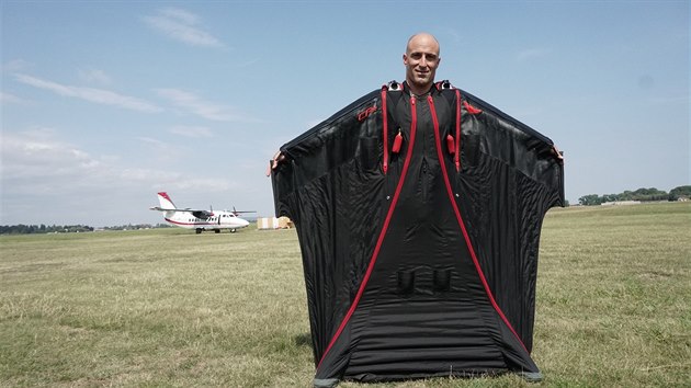 Chris Geiler si doletl ve svm wingsuitu pro nov rekord.
