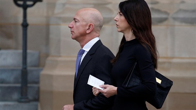 Na oficiální rozloučení se zesnulým senátorem Johnem McCainem přišel i zakladatel Amazonu Jeff Bezos s manželkou.