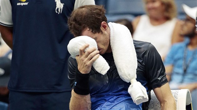 Britsk tenista Andy Murray v pauze utkn proti panlu Verdascovi. (29. z 2018)
