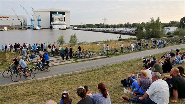 Vletn zaocensk lo AIDAnova bhem prvnho vyplut z doku v nmeckm Papenburgu. (21. srpna 2018)