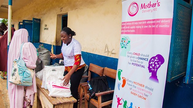 Distribuce porodnickho balku u jedn z nigerijskch nemocnic.