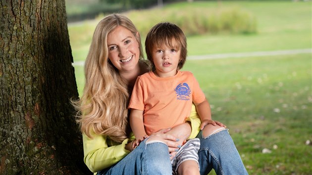 Modertorka britsk televizn stanice BBC Rachael Blandov se synem Freddiem v srpnu 2018