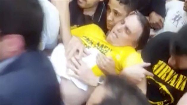 Jair Bolsonaro na fotografii z videozznamu po toku mue s noem.