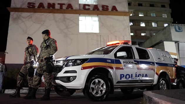 Brazilt policist hldkuj ped nemocnic, kam byl pevezen pobodan Jair Bolsonaro.