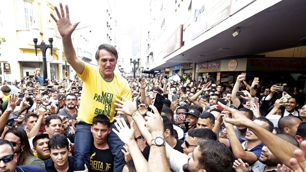 Brazilsk prezidentsk kandidt Jair Bolsonaro byl bhem pedvolebnho mtinku pobodn tonkem z davu (6. 9. 2018).