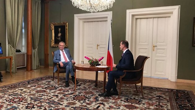 Prezident Miloš Zeman a majitel televize Barrandov Jaromír Soukup při pořadu Týden s prezidentem