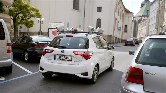 Do brnnskch ulic v pondl vjelo auto se esti kamerami, kter snm poznvac znaky zaparkovanch vozidel a zjiuje, zda spluj podmnky nov sputnho rezidentnho parkovn.