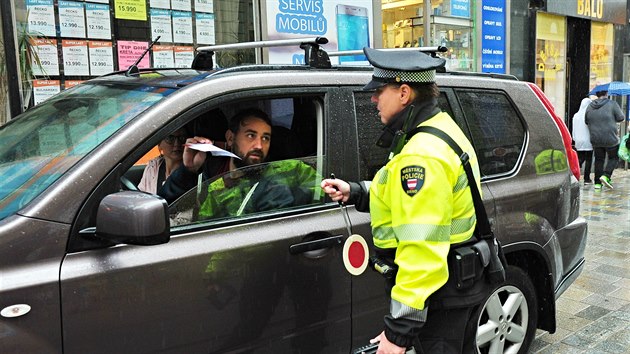 Strnci v Brn kontroluj nov zaveden rezidentn parkovn.