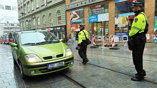 Strnci v Brn kontroluj nov zaveden rezidentn parkovn.