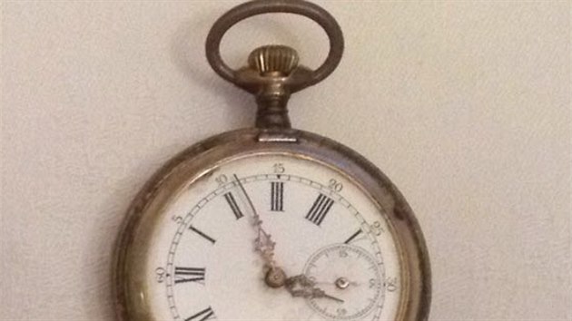 Kapesn hodinky ze sto let star fotografie Antonna Frmla, kter objevila jeho dcera Marie Strakov. Frml byl vrchnm zahradnkem v brnnsk vile Stiassni.