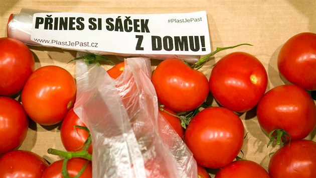 Členové Autonomní skupiny aktivistů proti plastu (ASAPP) polepili v jednom z brněnských obchodů Albert zboží nálepkami s výzvami proti plastu.