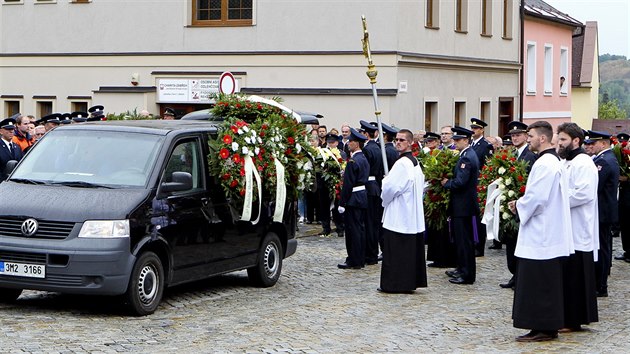 Hasič Jiří Rýznar zemřel při nehodě během cesty k zásahu, na jeho pohřeb do kostela sv. Bartoloměje v Zábřehu se s ním přijeli rozloučit kolegové z celého kraje.