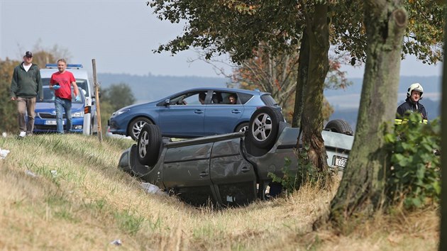Při nehodě dvou aut na Žďársku zemřel řidič, další člověk zraněn.