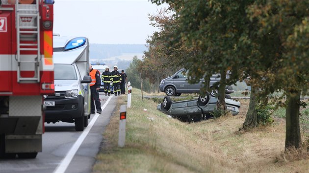 Při nehodě dvou aut na Žďársku zemřel řidič, další člověk zraněn.