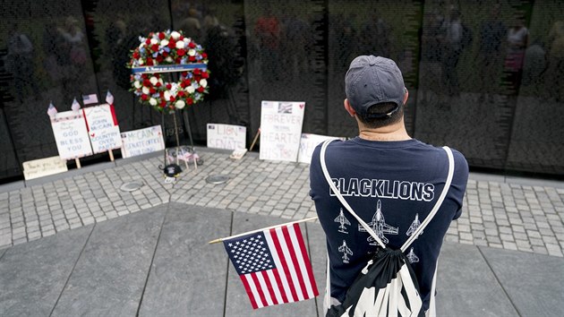 Muž stojí u památníku obětí amerických vojáků bojujících ve válce ve Vietnamu, kam McCainova žena položila věnec (1. září 2018).