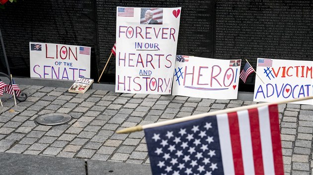 Návštěvníci položili plakáty u pomníku obětí amerických vojáků bojujících ve válce ve Vietnamu (1. září 2018).